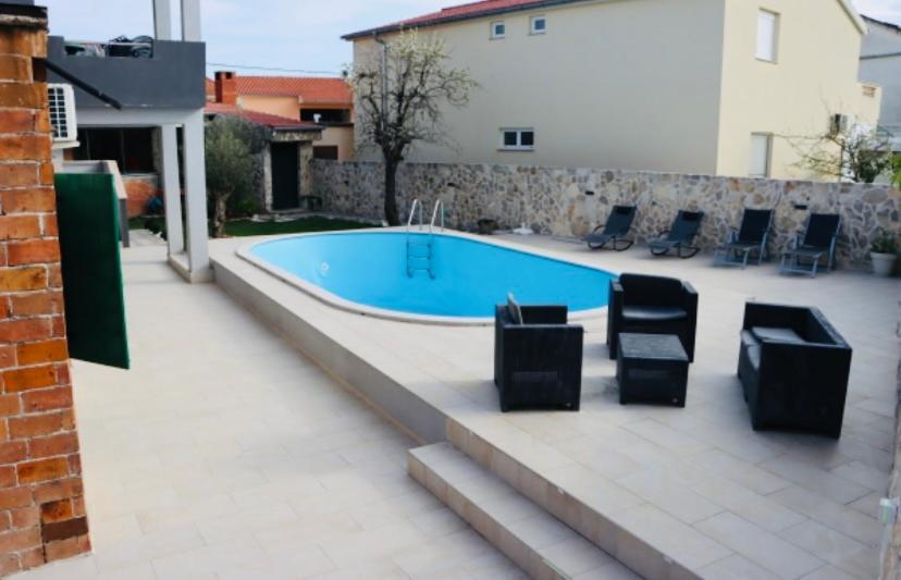 Iva Apartman Sa Bazenom Donji Zemunik Exterior photo