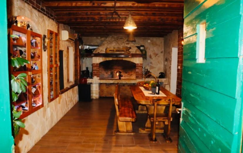 Iva Apartman Sa Bazenom Donji Zemunik Exterior photo